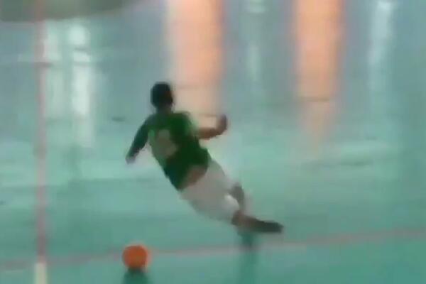 HTEO DA IMITIRA RONALDINJA, PA POLIZAO PARKET: Neviđen gaf igrača na malom fudbalu! (Video)