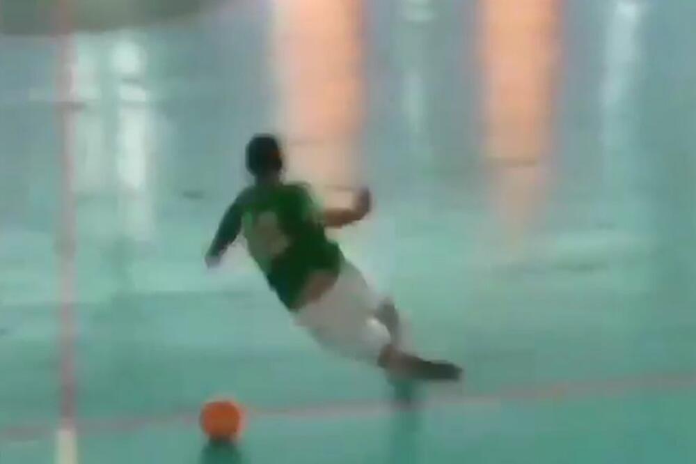 HTEO DA IMITIRA RONALDINJA, PA POLIZAO PARKET: Neviđen gaf igrača na malom fudbalu! (Video)