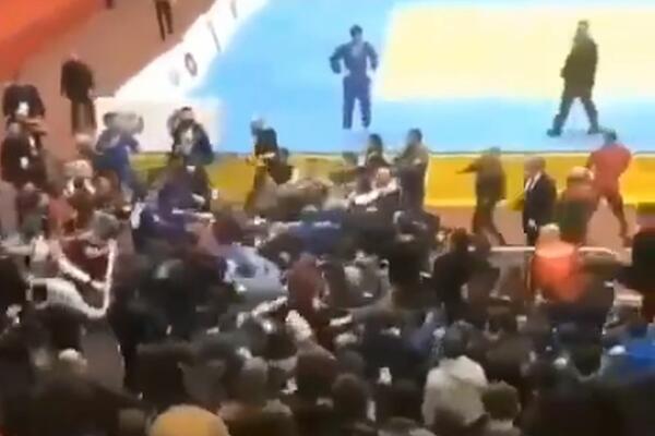 BRUTALNA MASOVNA TUČA DŽUDISTA I GLEDALACA: Sevaju pesnice na sve strane, ne zna se ko koga bije! (Video)