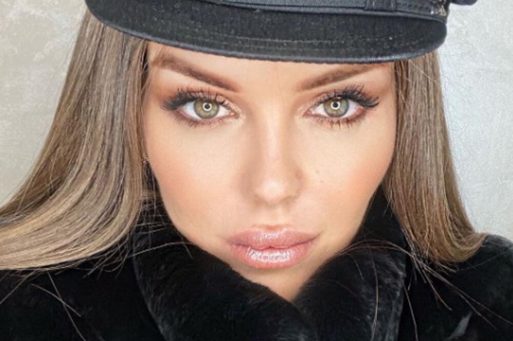 KO IZ MATELOVE FABRIKE! NATAŠA RODIĆ SKINULA KILAŽU PA SE PRETVORILA U BARBIKU:Na njoj puca lateks, plava kosa sija