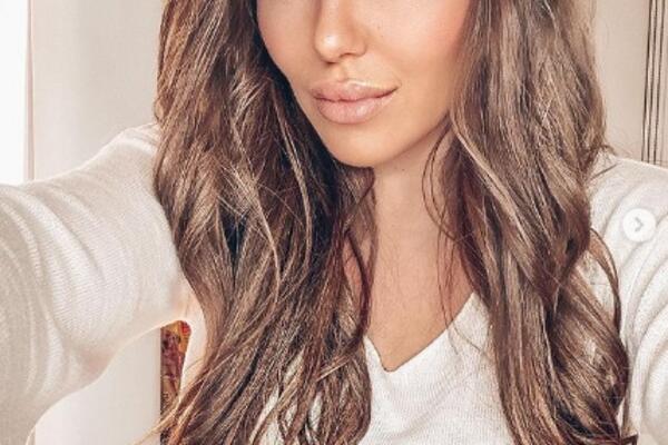 ZBOG TREĆE SESTRE RODIĆ IZGOREO INSTAGRAM! BUJNE GRUDI POKRILA SAMO CVEĆEM: Muškarcima ISPALA VILICA zbog prizora!