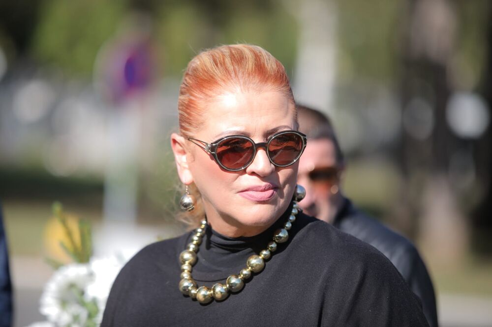 Ćana je visoka 183 cm