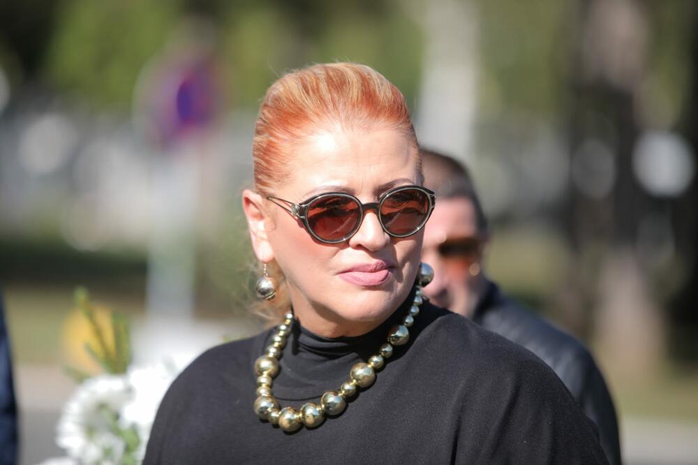 ZA NJU JE TO POTCENJIVANJE, A NEKE KOLEGE ZA PARE I TO PRISTAJU: Ni ne slutite kako NEKI PEVAČI dolaze do BAKŠIŠA