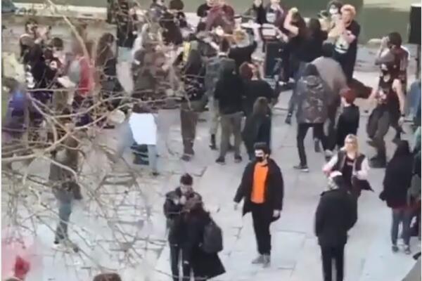 GURALI SE I ŠUTIRALI DOK JE POLICIJA STEZALA OBRUČ: Korona žurka usred Beograda, isplivao šok snimak (VIDEO)