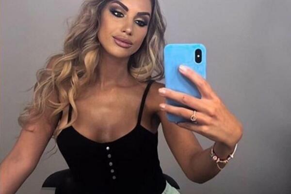 KAD VIDITE MAJKU IVE GRGURIĆ SVE ĆE VAM BITI JASNO: Od maminog IZGLEDA će vam PASTI VILICA, ALI STVARNO (FOTO)