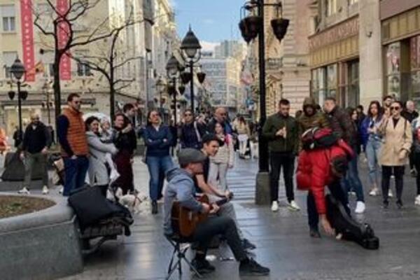 ROĐENE ZVEZDE! NIKAD VEĆA GUŽVA U KNEZU UPRKOS PANDEMIJI: Ljude OČARALA muzika dva dečaka, NESTVARNO! (VIDEO)