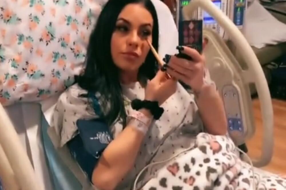 ONA SE ŠMINKA USRED POROĐAJA! Porodilja zapanjila društvene mreže, svi se pitaju kako to da ne oseća bol (VIDEO)