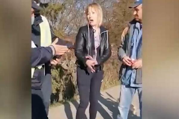 PIJANA HAVARIJA NA AVALI, ŽENA VREĐALA MOTORCIKLISTU NAKON SUDARA: Izbio opšti haos, snimak govori sve (VIDEO)