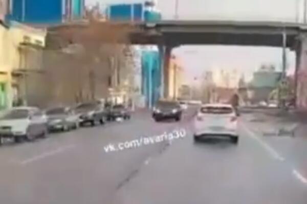 JEZIV SNIMAK SAOBRAĆAJNE NESREĆE! Pijani vozač je pokosio pešake na pešačkom prelazu! (VIDEO)