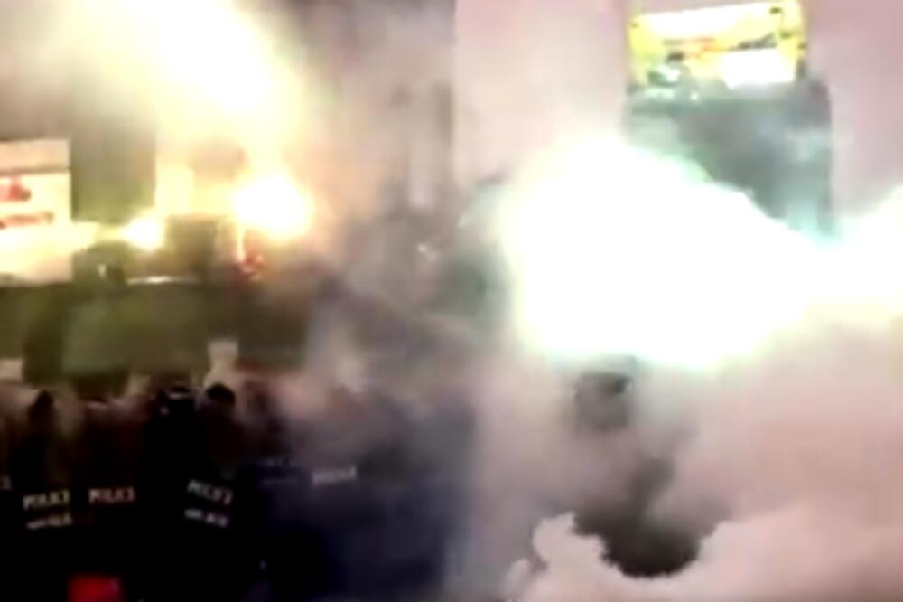 TAJLANDSKA POLICIJA MORALA DA REAGUJE: Izbacili suzavac i gumene metke na DEMONSTRANTE!