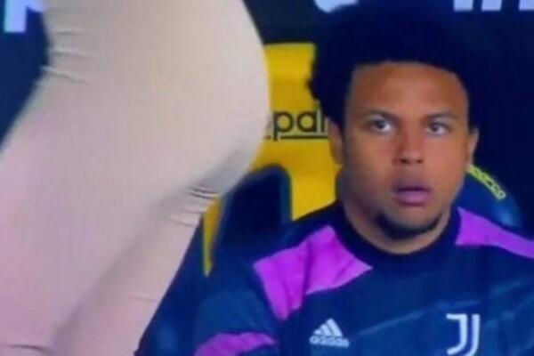 SINE, GDE SI SE TO ZAGLEDAO?! Faca igrača Juventusa dok gleda u pozadinu Dilete Leote je hit na internetu!