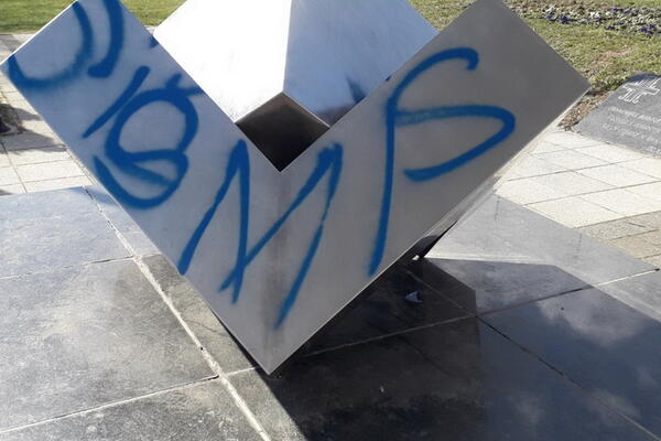 BRUKA I SRAMOTA! Oskrnavljen Spomenik streljanim Srbima i Jevrejima u Kragujevcu (FOTO)