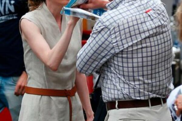 BRUTALNO NAPADNUTA: Muškarac nokautirao i izvređao francusku poslanicu! (FOTO)