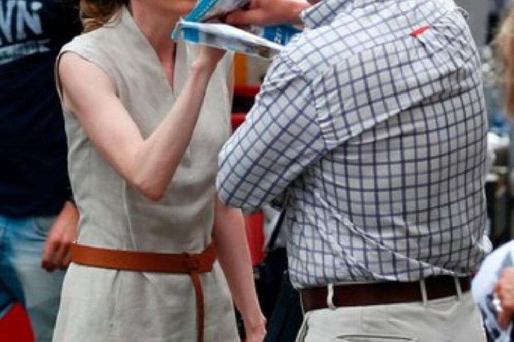 BRUTALNO NAPADNUTA: Muškarac nokautirao i izvređao francusku poslanicu! (FOTO)