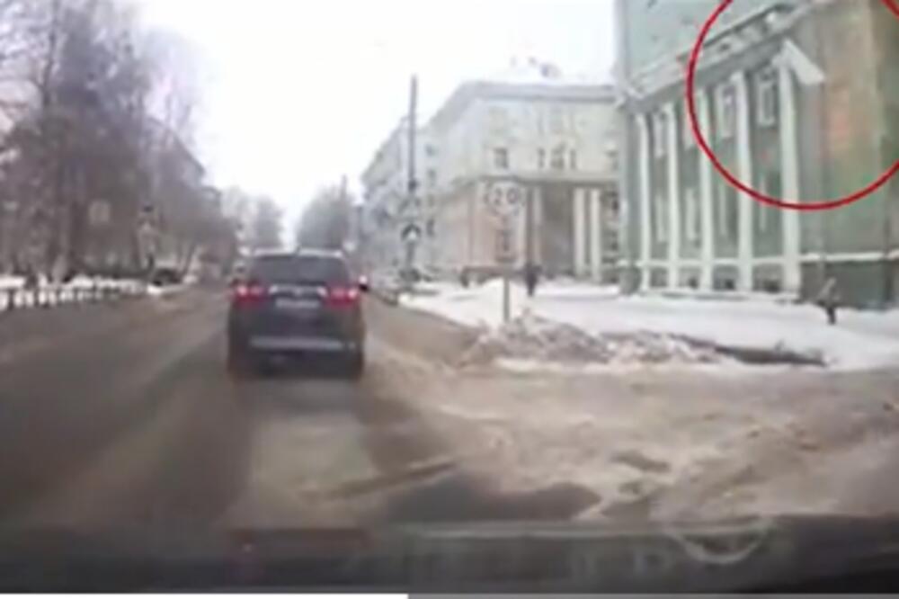 ZA DLAKU IZBEGNUTA SMRT: Parče zaleđenog snega obrušilo se sa krova i palo pored devojke! (VIDEO)