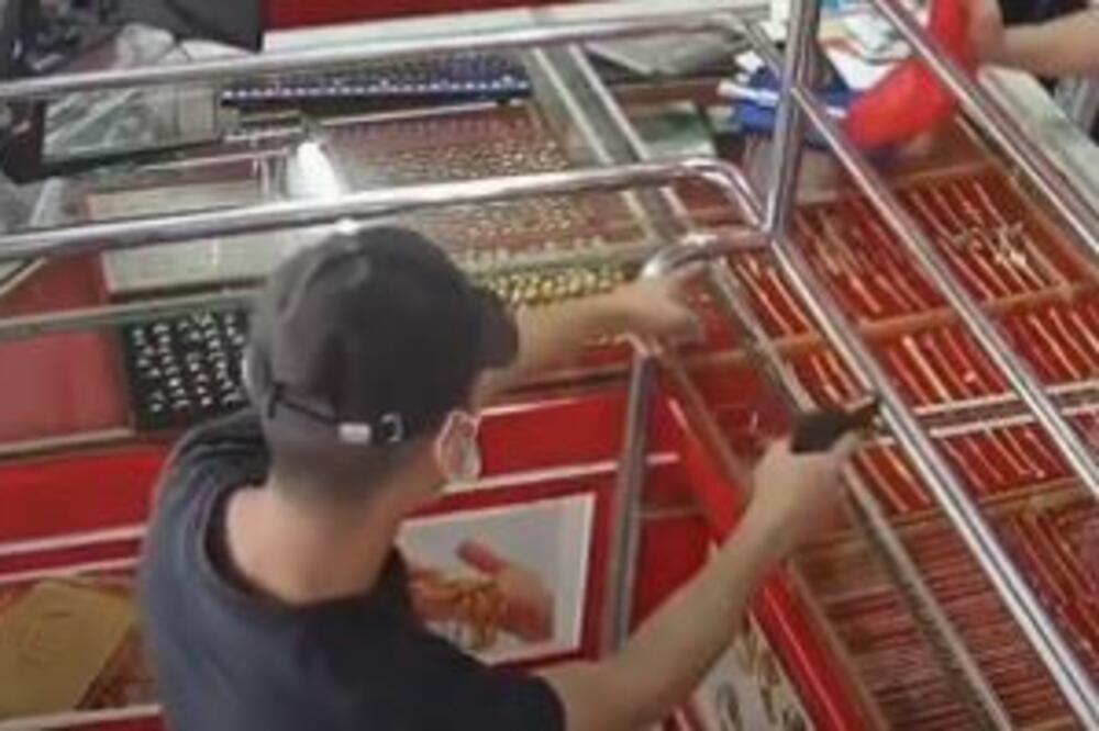 KAKVA DRAMA U UŽICU: Zlatar jednim potezom SPREČIO RAZBOJNIKA DA GA OPLJAČKA