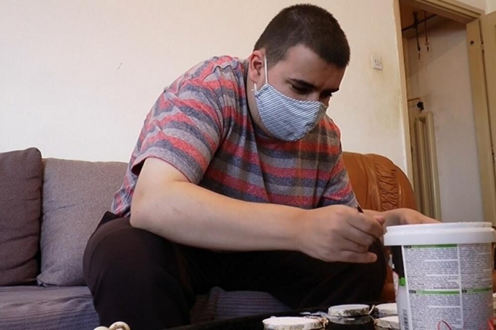 FANTASTIČNA PRIČA ĐORĐA (20) IZ ČAČKA: Iako je INVALID, uz pomoć MAJKE postao mladi PREDUZETNIK! (FOTO)