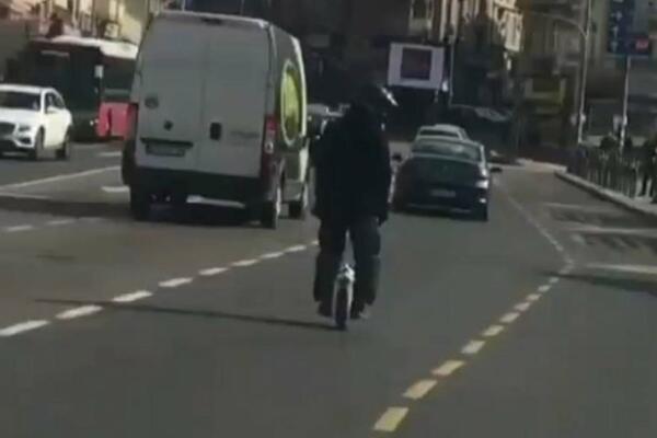 MUŠKARAC NAPRAVIO POMETNJU U BEOGRADU: Ljudi na Zelenom vencu ostali u šoku kad su videli šta vozi! (VIDEO)