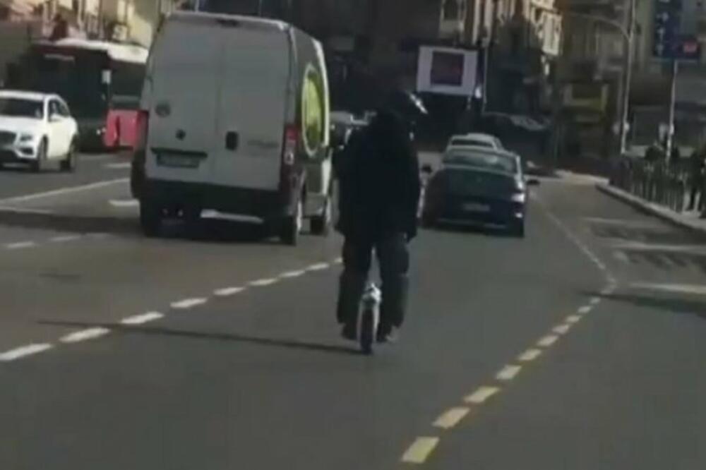 MUŠKARAC NAPRAVIO POMETNJU U BEOGRADU: Ljudi na Zelenom vencu ostali u šoku kad su videli šta vozi! (VIDEO)