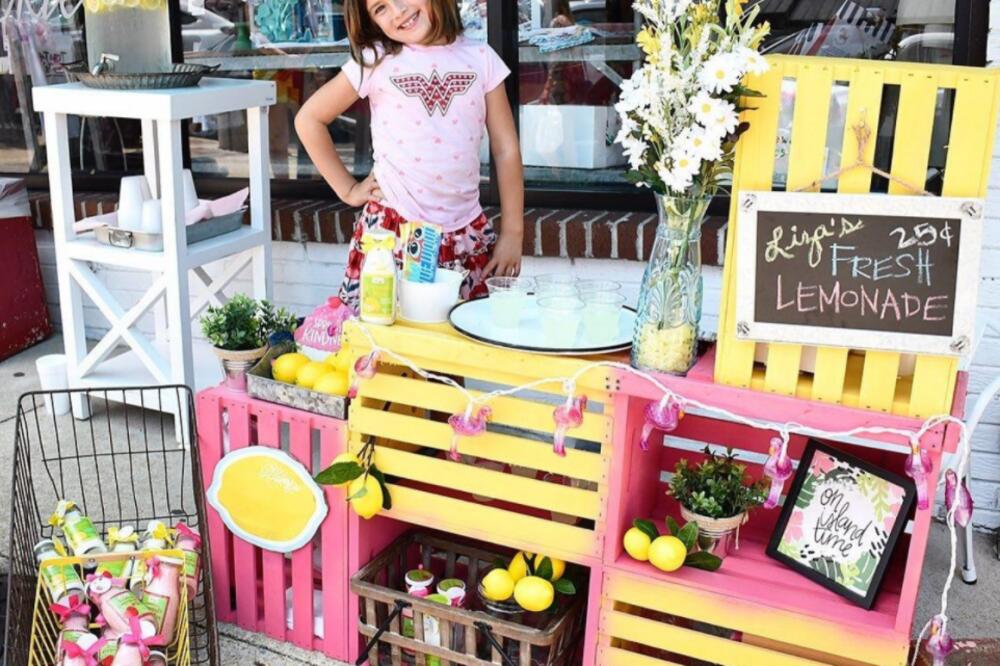 OVA DEVOJČICA PRODAJE LIMUNADU I SKUPLJA NOVAC ZA OPERACIJU DA BI PREŽIVELA! Pomozite mi, želim da ŽIVIM! (FOTO)