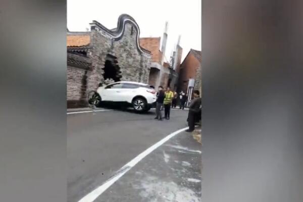 JU, KAKAV HAOS! Izgubio kontrolu nad vozilom pa gazio sve pred sobom (VIDEO)