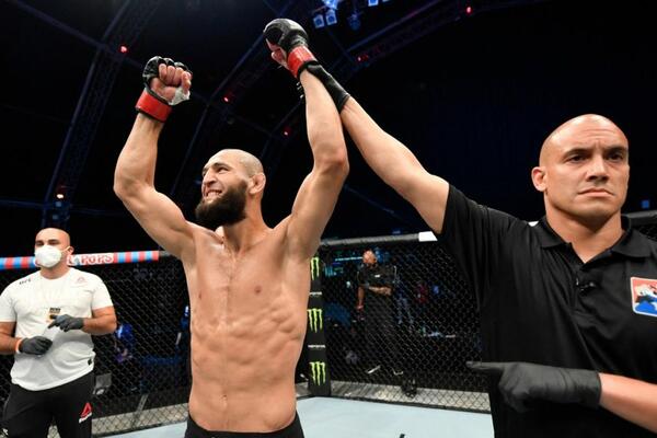 OBJAVIO SLIKE NA KOJIMA ISKAŠLJAVA KRV POSLE KORONE: Misteriozna bolest prekinula karijeru UFC zvezde u usponu!