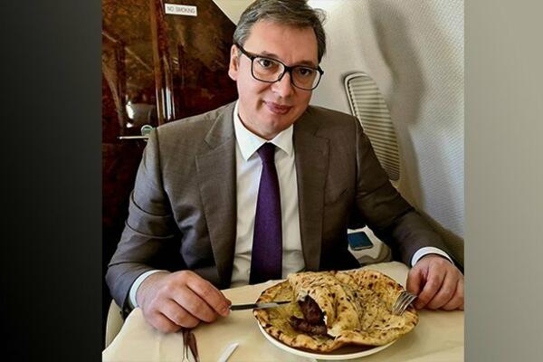 SLUŽIO SAM VOJSKU U LUKAVICI I OD TADA IH VOLIM: Vučić nagradio sebe porcijom sarajevskih ćevapa! (FOTO)