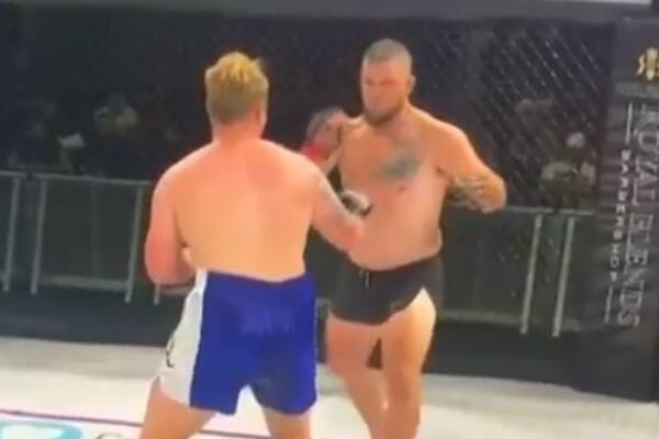 UZNEMIRUJUĆI SNIMAK! JEZIV PRELOM NOGE MMA BORCA: Protivnik ga udario tako da mu je slomio obe potkolenične kosti!