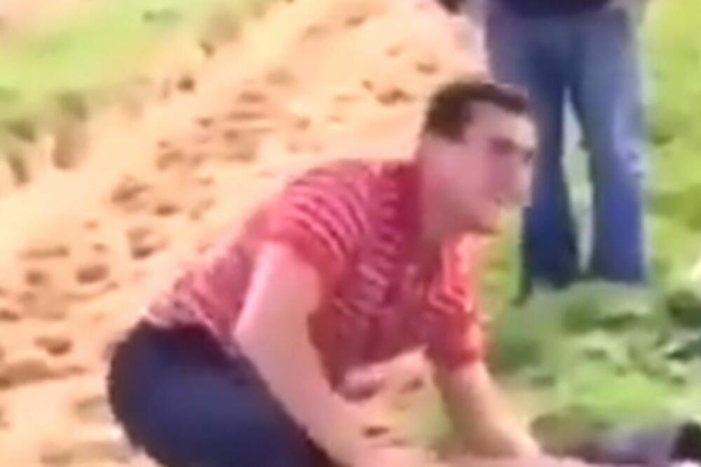 UŽASNI SNIMAK POTRESAO CEO SVET: Nečovek, koji tvrdi da je džokej, se smeje dok sedi i skače po mrtvom konju!