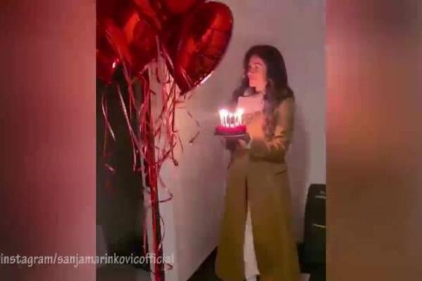 NIJE OČEKIVALA!SANJA MARINKOVIĆ UŠLA U 47u: Prijatelji joj napravili IZNENAĐENJE ZA PAMĆENJE, zatekli je u PIDŽAMI!