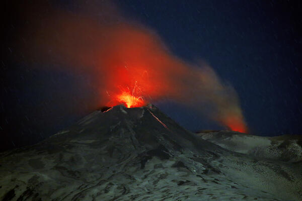 ETNA PONOVO AKTIVNA: Užarena LAVA se sliva niz PLANINU (VIDEO)