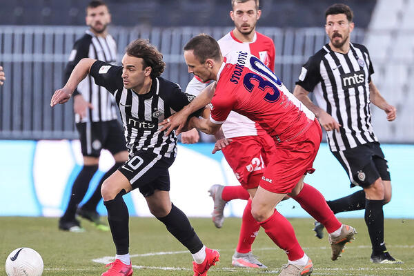 NAKON POBEDE U DERBIJU: Lazara Markovića u svlačionici iznenadili saigrači povodom 27. rođendana! (Video)