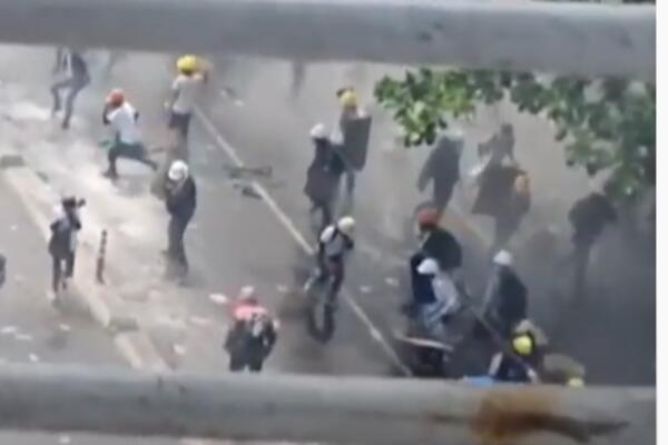 NOVINAR IZ MJANMARA PRENOSIO HAPŠENJE UŽIVO: Pomozite, pucaju na mene! (VIDEO)