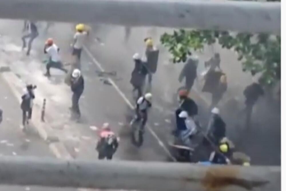 NOVINAR IZ MJANMARA PRENOSIO HAPŠENJE UŽIVO: Pomozite, pucaju na mene! (VIDEO)