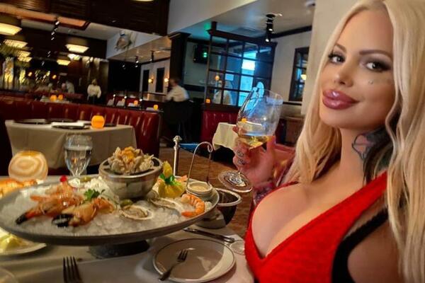 NEVERICA KAKO IZGLEDA U 6. DECENIJI! Mnogi bi joj dali 30, a prelepa plavuša DOMINIRA (FOTO)