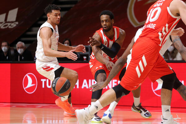 ZVEZDA IZGUBILA DOBIJENU UTAKMICU: Ni odličan Lojd nije pomogao crveno-belima da prekinu seriju poraza 78:76!