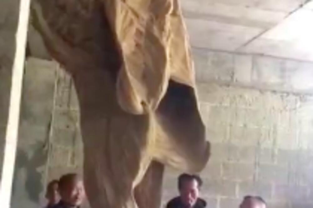 RADNICI SU UŠLI U NAPUŠTENU RADIONICU I ZALEDILI SE OD STRAHA: Na njihovu sreću, ovo ČUDO je bilo prazno (VIDEO)