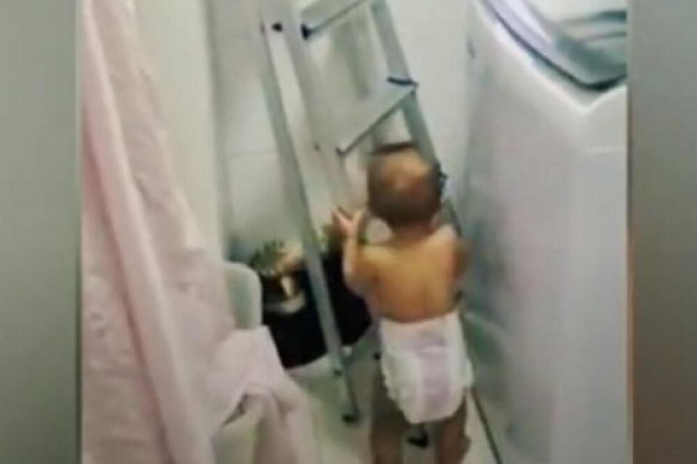 LJUDI MOJI, OVO JE NEVEROVATNO: Beba je prišla merdevinama, i onda je uradila nešto zbog čega su PRISUTNI ZANEMELI!