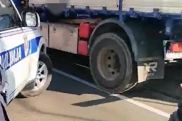 UHAPŠENI PUCAČ U POKRETU IMA DEBELI DOSIJE! Pogledajte kako je pao za 5 minuta u Bulevaru kralja Aleksandra (VIDEO)