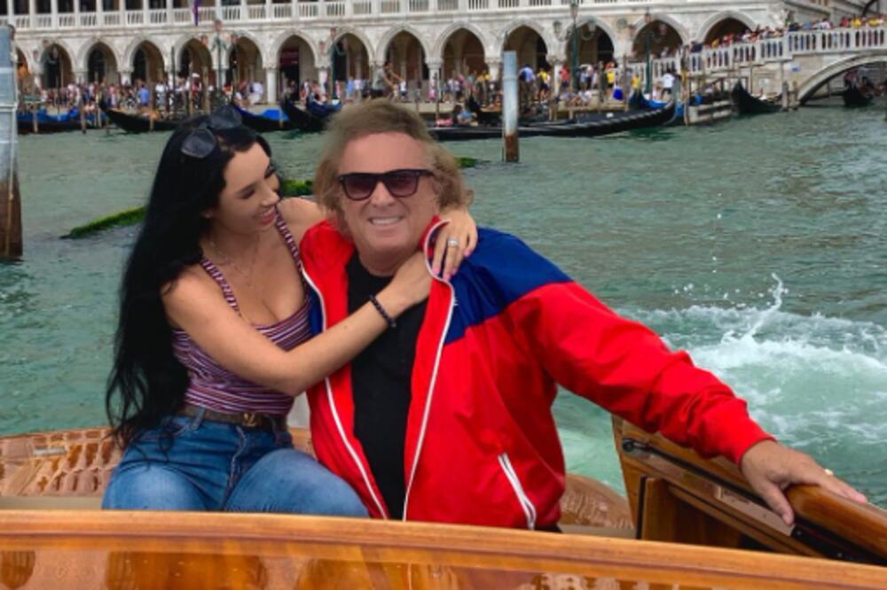 POZNATI PEVAČ JE SA 48 GODINA MLAĐOM DEVOJKOM: Ostavio je prvu ženu zbog nje, A SADA OTKRIO ŠKAKLJIVE DETALJE VEZE!