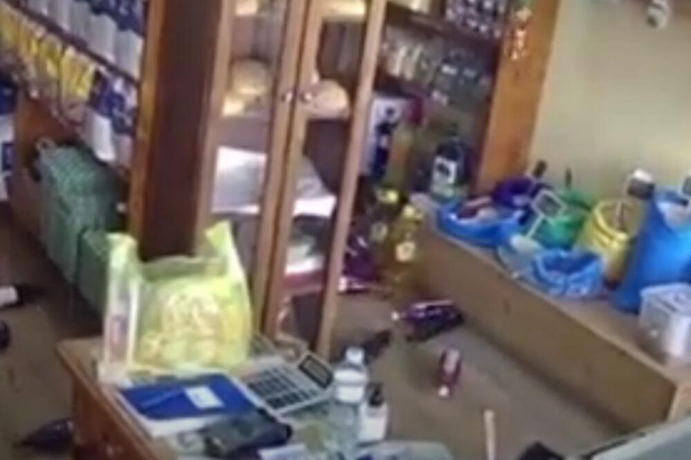 UŽASAN SNIMAK ZEMLJOTRESA U GRČKOJ: U prodavnici se sve RUŠI, ljudi beže napolje! (VIDEO)