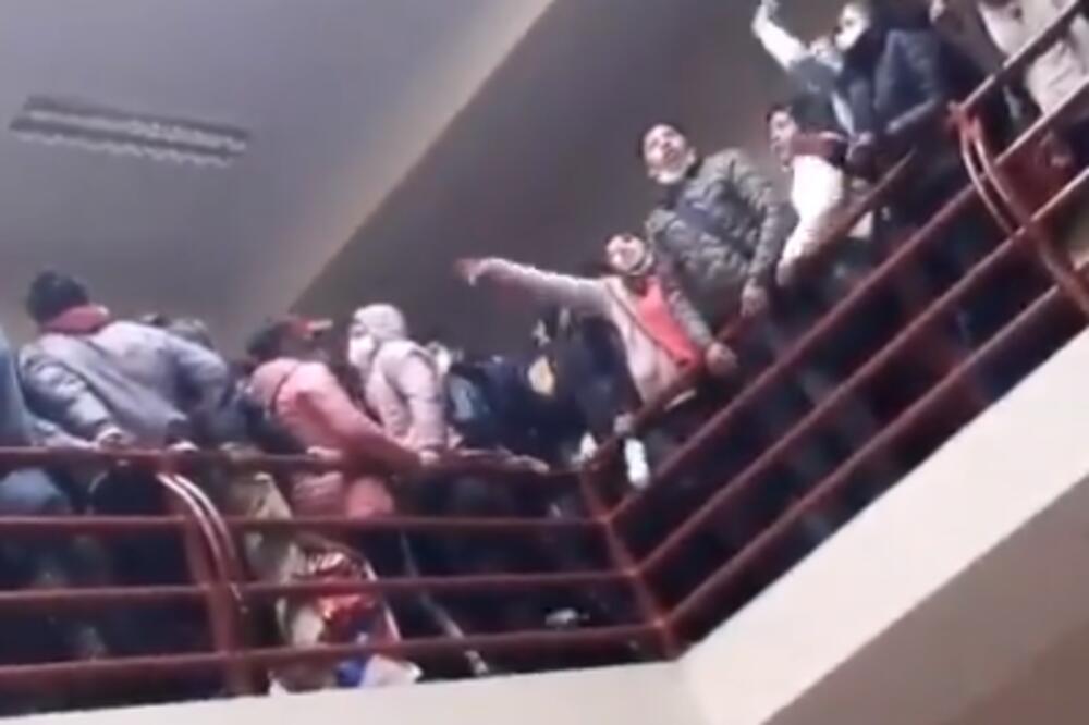 STRAVIČNA TRAGEDIJA U BOLIVIJI: 7 studenata poginulo nakon što je ograda balkona popustila! (UZNEMIRAVAJUĆ VIDEO)
