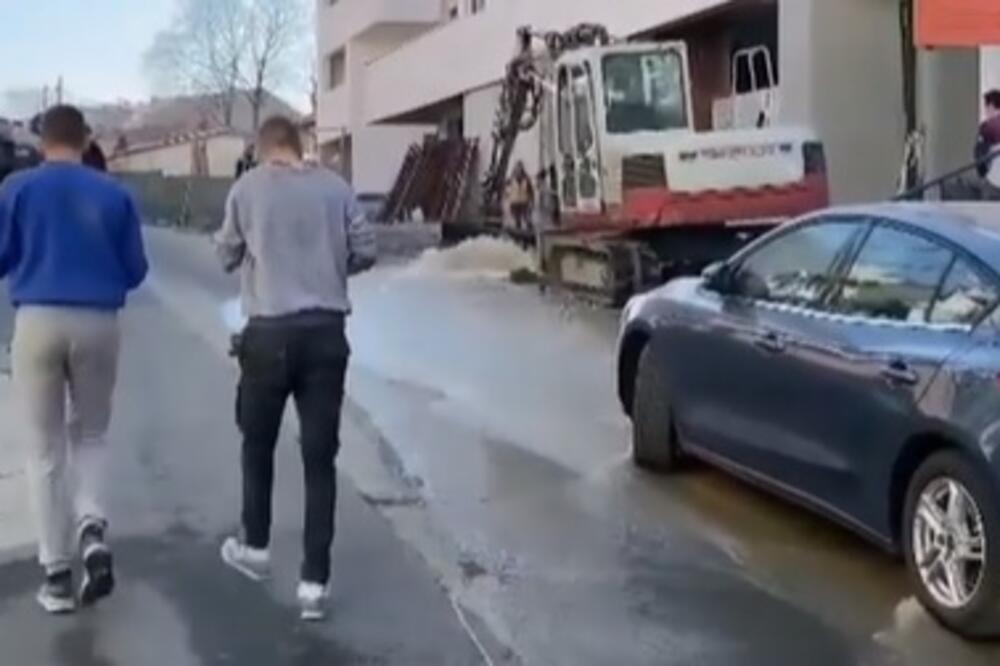HAVARIJA NA ZVEZDARI! Gejzir šiklja kod tržnog centra, cela ulica poplavljena (VIDEO)