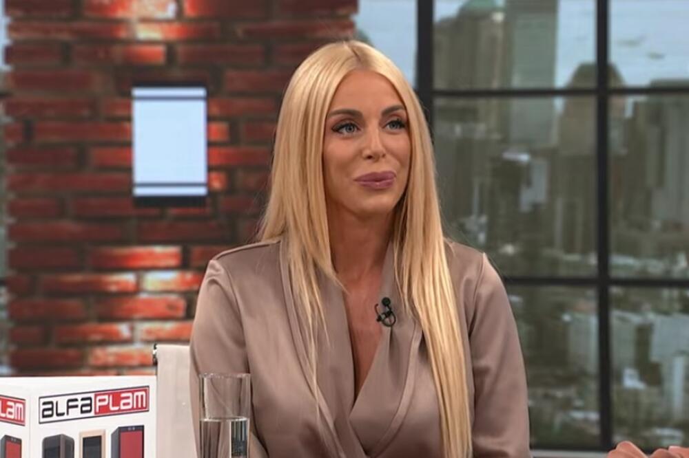 VODITELJKA PINKA PROPALA U ZEMLJU OD NEVIĐENE BLAMČINE: Gledaoci UMIRU OD SMEHA, njena koleginica VRIŠTALA!