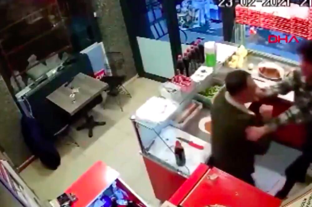 UŠAO IZA PULTA I KRENUO DA ŠAMARA RADNIKA! Sve zato što mu je u hrani bilo PREVIŠE ZAČINA (VIDEO)