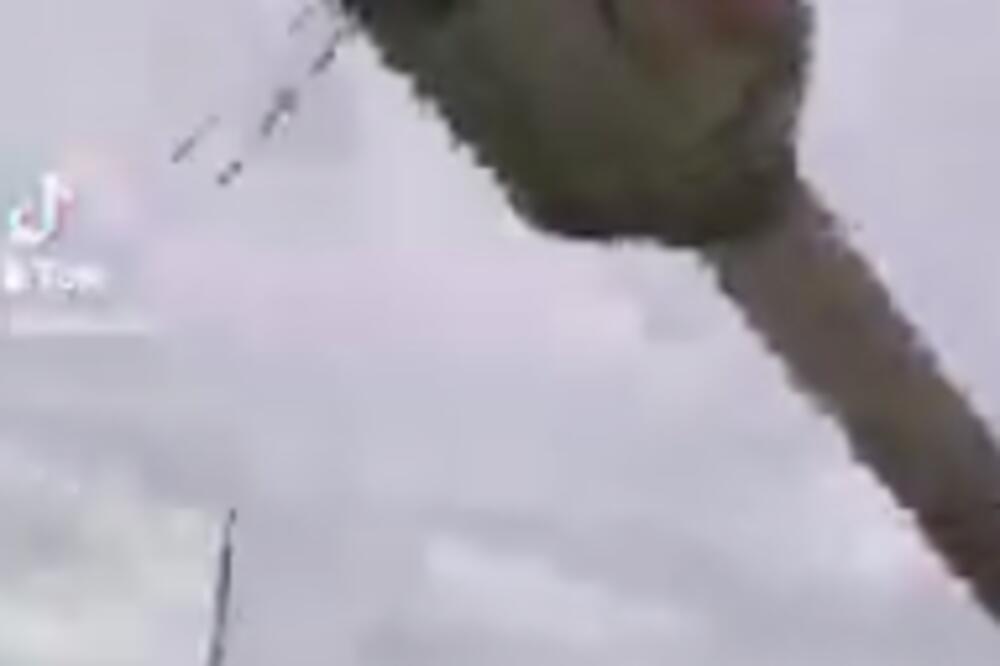 MOGLI SU SAMO DA GLEDAJU KAKO IM SE TONE BETONA RUŠE NA KOMBI KOJIM SU DOŠLI NA POSAO: A sve su sami krivi! (VIDEO)