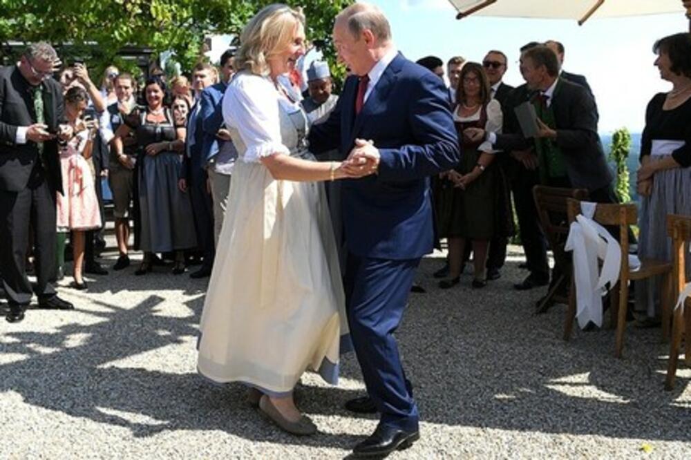 PUTIN NE ZABORAVLJA! Pre tri godine je plesala sa Putinom kad NIKO NIJE SMEO, a sada je stigla i NAGRADA!