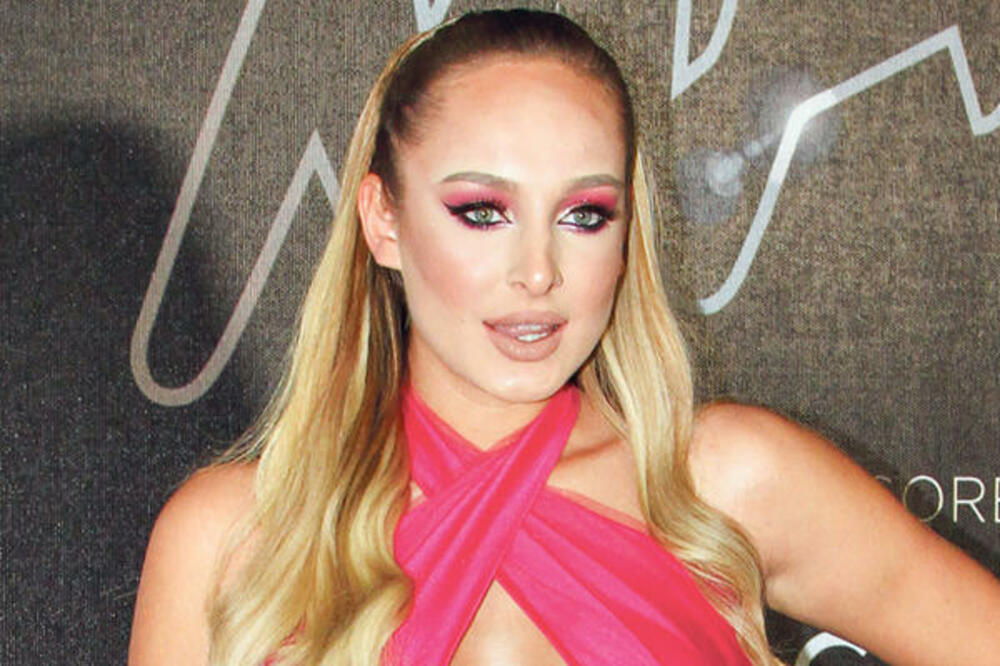 ISCUREO SNIMAK ZLATA VREDAN! Luna se DODIRUJE PO NOVIM GRUDIMA, a onda i pokazuje UMEĆE! (VIDEO)