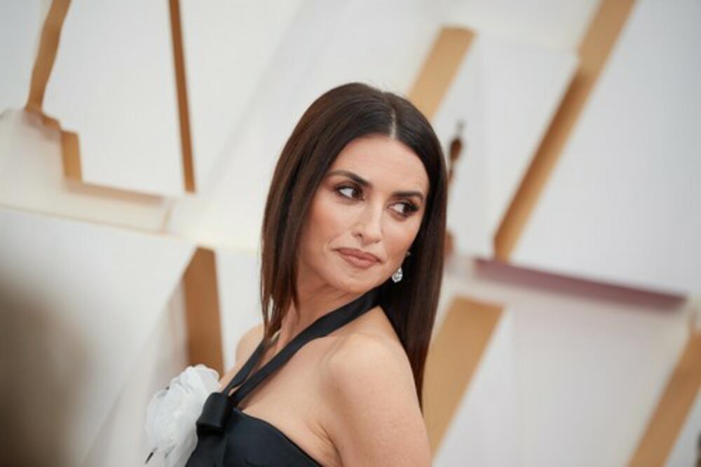 Jedna od NAJLEPŠIH žena SVETA otkrila TAJNU svoje LEPOTE: Njena KREMA čini ČUDA, a ima da se kupi SVUDA!