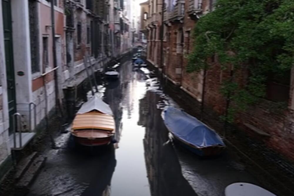 DRUGAČIJA SLIKA VENECIJE: Brodovi i čamci gotovo nasukani, čuveni kanali liče na BLATNJAVE ROVOVE (VIDEO)